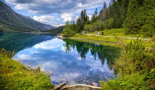 Morskie Oko. Nieodpowiedzialni turyści odpalili race i robili zdjęcia. Konsekwencje były dotkliwe