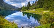 Morskie Oko. Nieodpowiedzialni turyści odpalili race i robili zdjęcia. Konsekwencje były dotkliwe