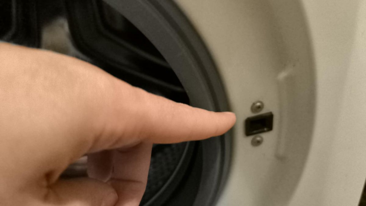 Do czego służy haczyk w drzwiach pralki?
