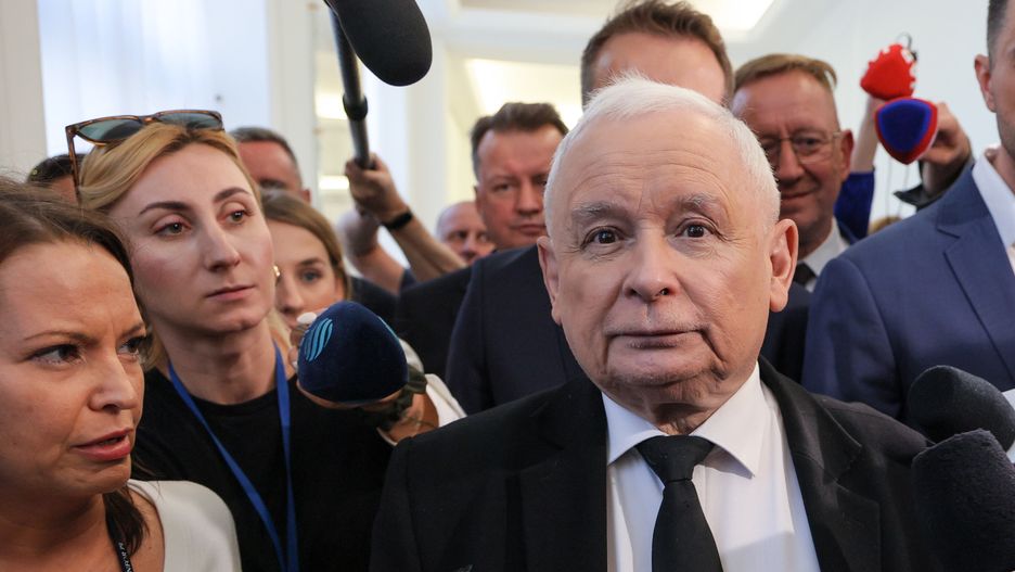 Warszawa, 09.05.2024. Prezes PiS Jarosław Kaczyński (2P) po spotkaniu z rolnikami ze Związku Rolniczego Orka, którzy okupują Sejm w Warszawie, 9 bm. Rolnicy żądają spotkania z premierem ws. Zielonego Ładu. (sko) PAP/Paweł Supernak