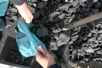 Samorządy pod presją rządu. Pomogą z węglem? "Jak zabraknie cukru, też będziemy sprzedawać?"