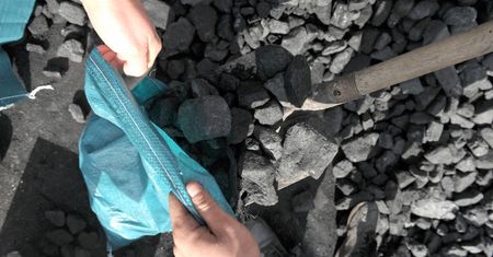 Samorządy pod presją rządu. Pomogą z węglem? "Jak zabraknie cukru, też będziemy sprzedawać?"