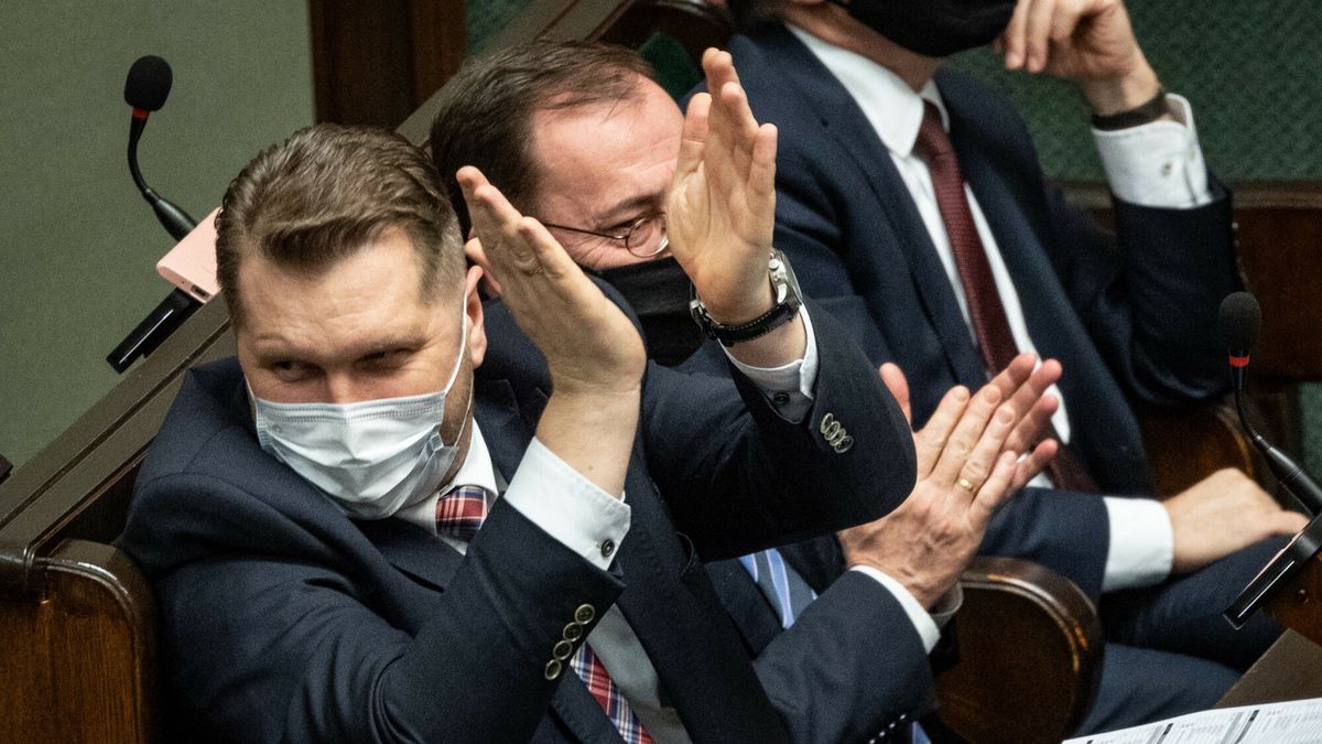 Nauka zdalna w szkołach ma zostać zniesiona od poniedziałku — informuje RMF FM 