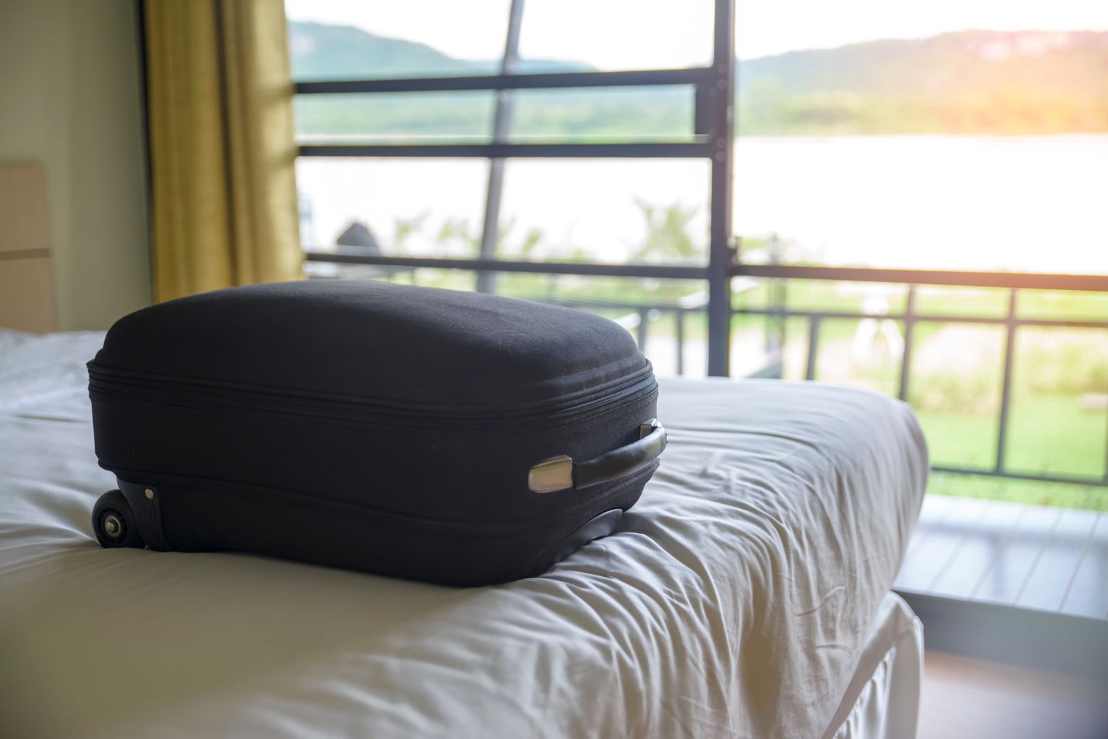 Nigdy nie kładź walizki na hotelowym łóżku. Konsekwencje mogą być dotkliwe