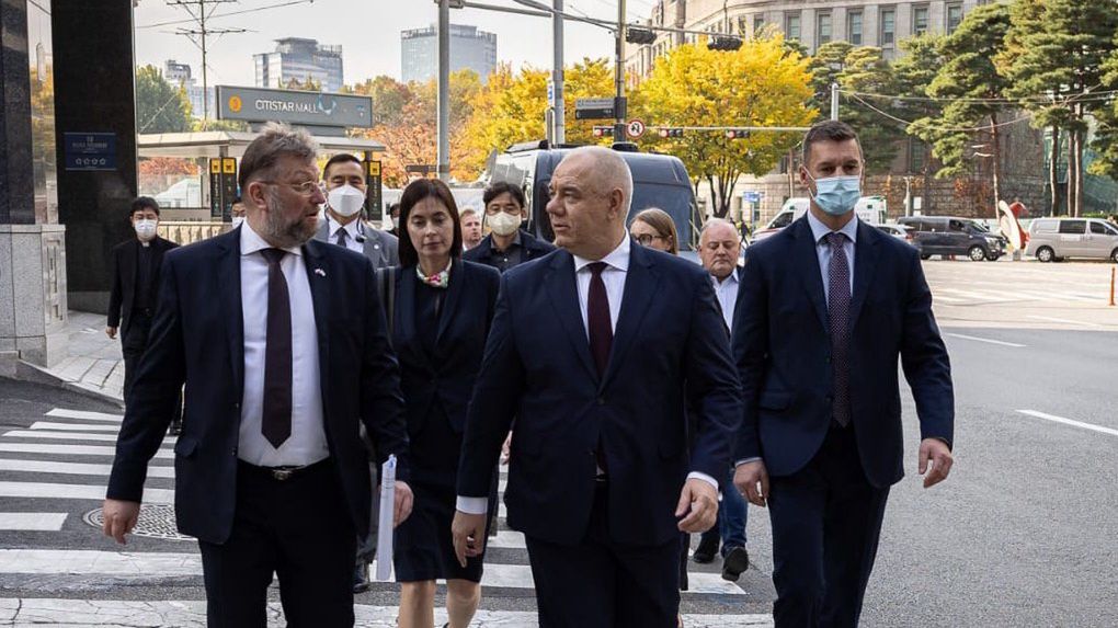 Polska delegacja w Seulu podpisała list intencyjny ws. budowy elektrowni atomowej. Od lewej ambasador RP  i wicepremier Jacek Sasin