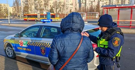 Siedziała na przystanku. Sytuację uratowała mała karteczka