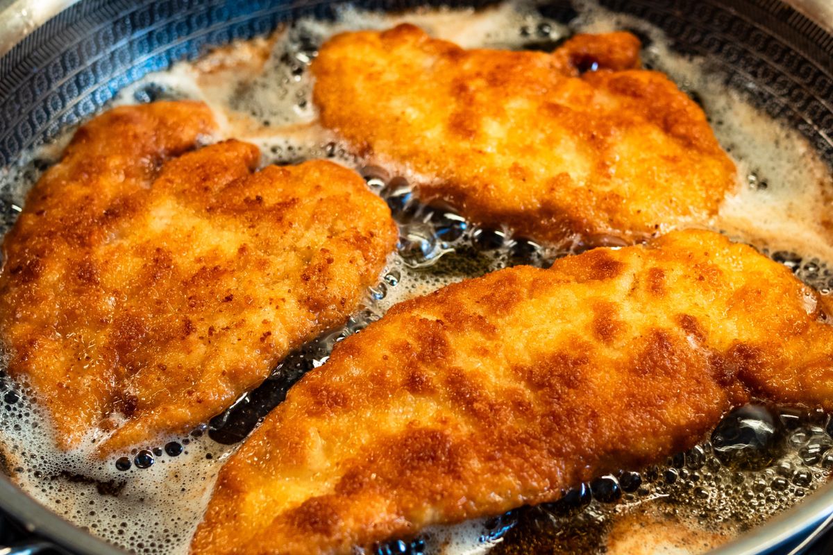 Do panierki nie dodaję jajka. Mimo to bez problemu trzyma się mięsa