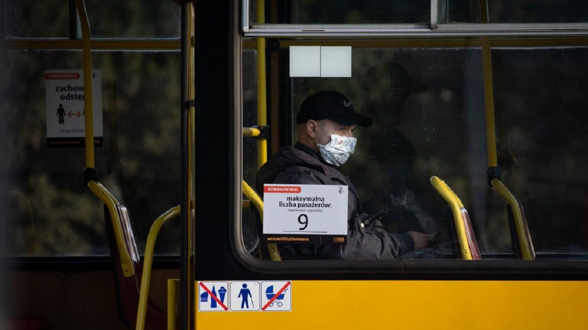 Policjanci kontrolują, czy pasażerowie w komunikacji miejskiej noszą maseczki. Za ich brak są wysokie kary. 