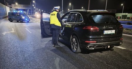 85-latek Porsche’m pod prąd obwodnicą Trójmiasta – o mało nie doszło do tragedii.