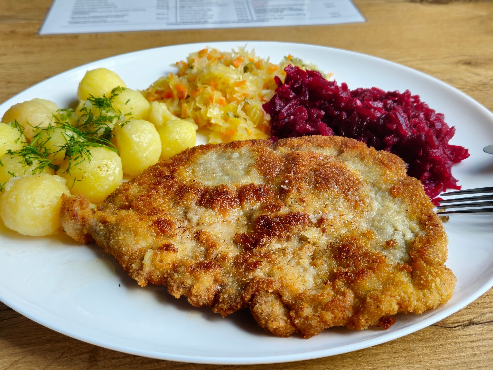 Kotlet schabowy z ziemniakami i ćwikłą 