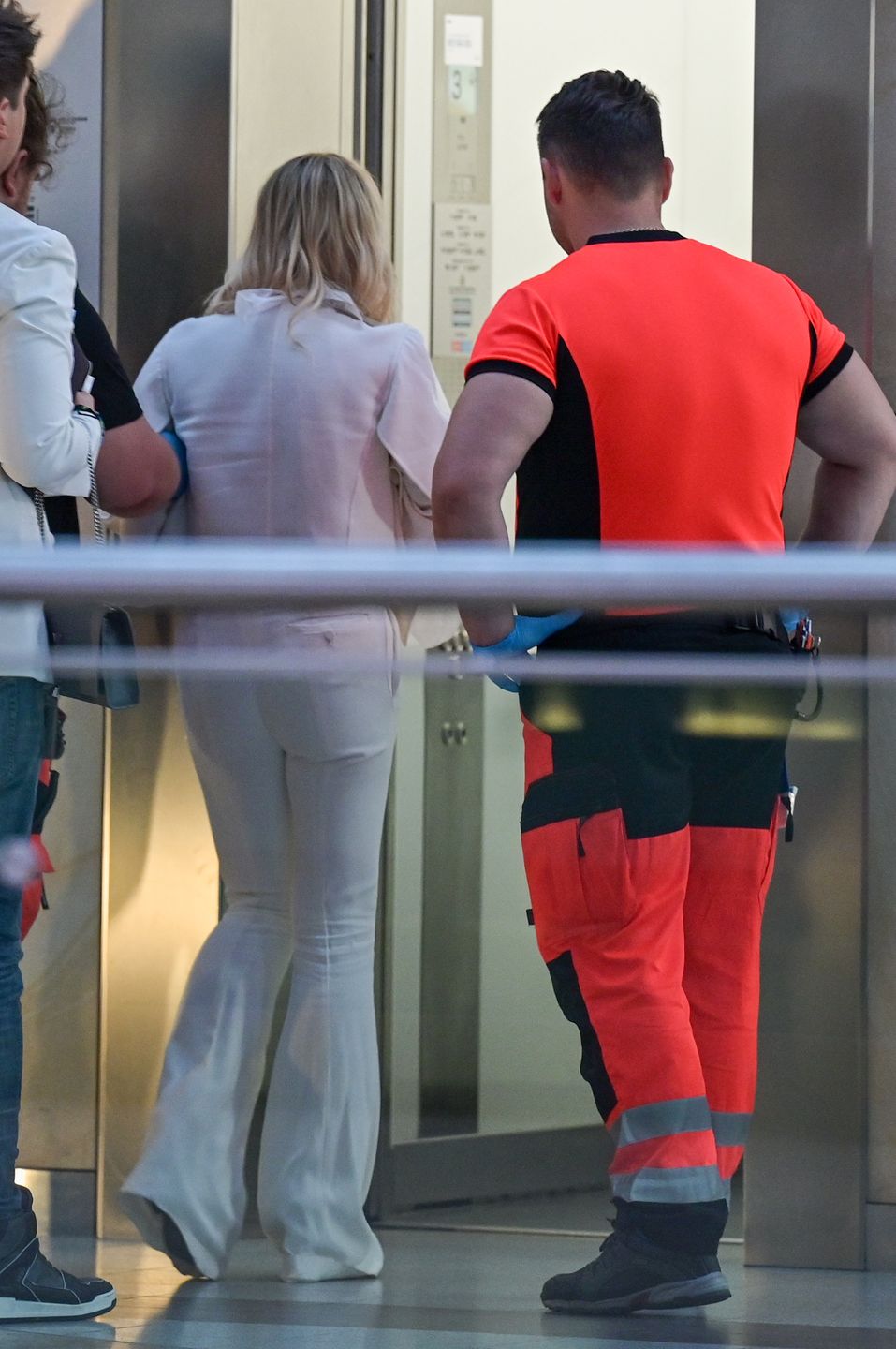 Karetka zabiera Helenę Deeds z premiery filmu