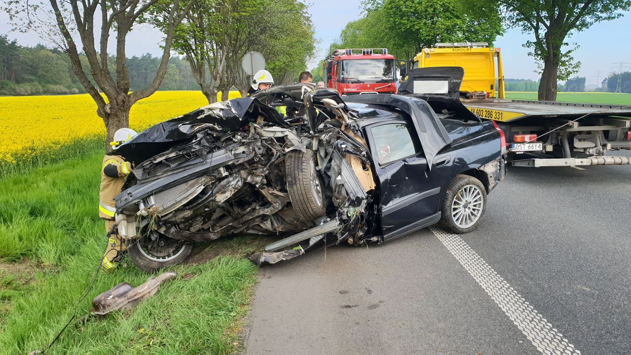 Stare, ale bezpieczne volvo. Aż trudno uwierzyć, że wszyscy przeżyli