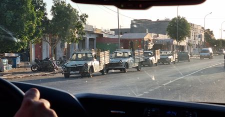 Motoryzacja w Tunezji to szok dla Europejczyka. Paliwo jest jak ścieki, a stan samochodów trudno opisać