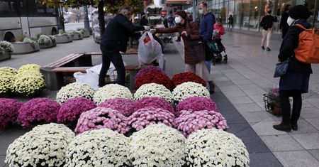 Handel. 180 mln zł – tyle na początek rząd przeznaczy na zakup cmentarnych kwiatów
