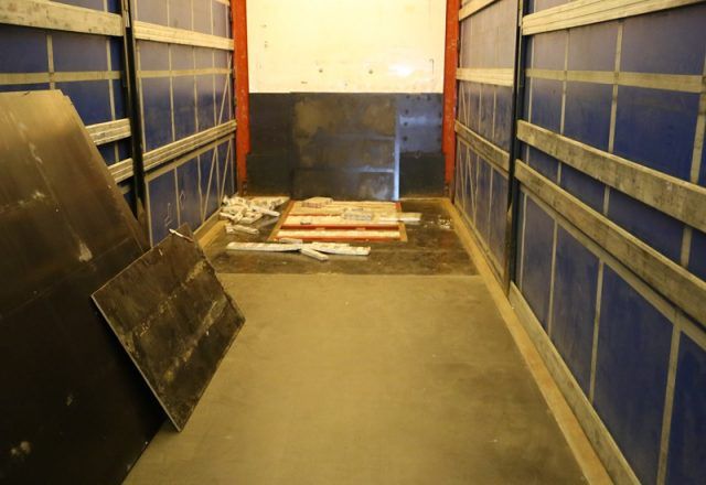 Próba przemytu papierosów udaremniona w Koroszczynie. Kontrabanda ukryta w podłodze naczepy (zdjęcia)