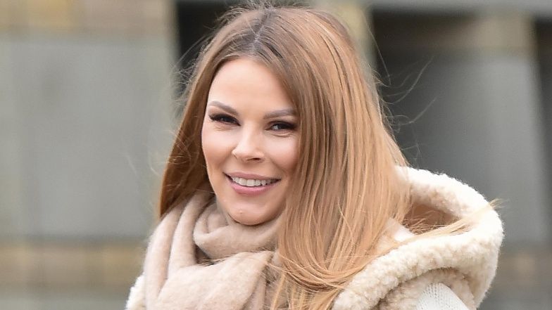 Ciężarna Małgorzata Tomaszewska sfotografowana przed studiem "Pytania na śniadanie"