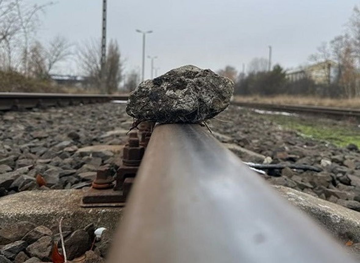 16-latek położył kamień na torach