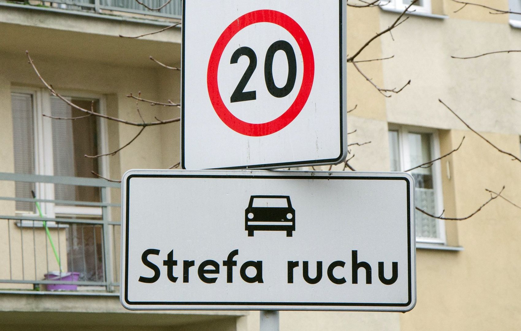 Znak D-52 (poniżej) określa początek strefy ruchu. Może być uzupełniony o znak informujący o dopuszczalnej prędkości. Obowiązuje ona w całej strefie ruchu.