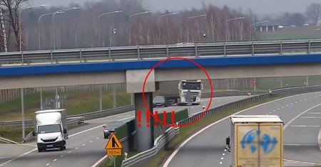 Kierowca ciężarówki cudem uniknął staranowania BMW stojącego na pasie zjazdowym z S19. Mamy nagranie