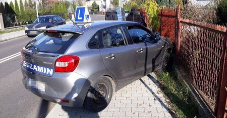 Podczas egzaminu na prawo jazdy stracił panowanie nad autem. Wjechał w ogrodzenie