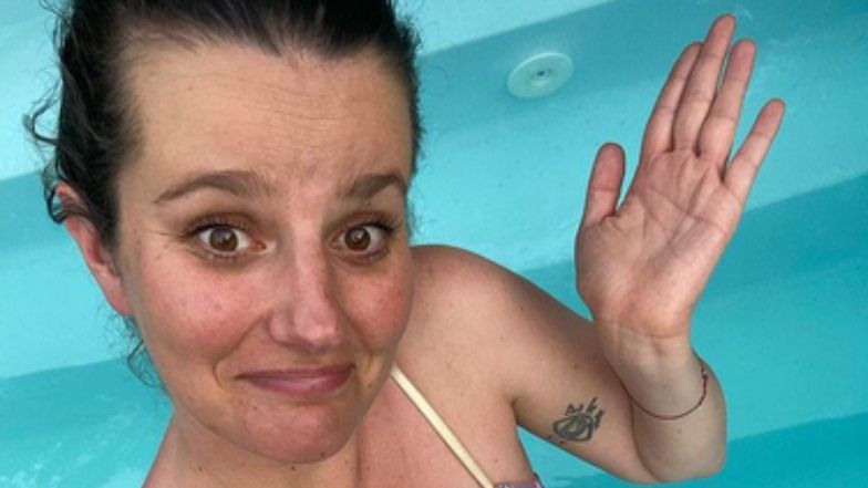 Zofia Zborowska chwali się obserwatorkom większym o cztery rozmiary biustem