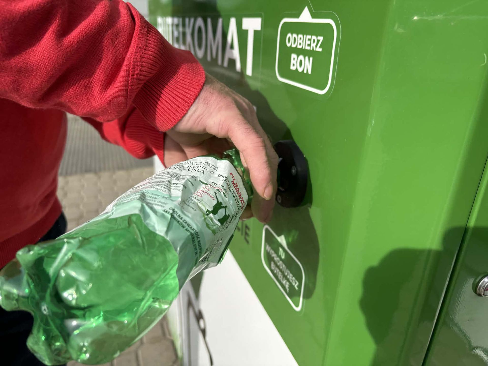 Do butelkomatu można przynosić zgniecione butelki.