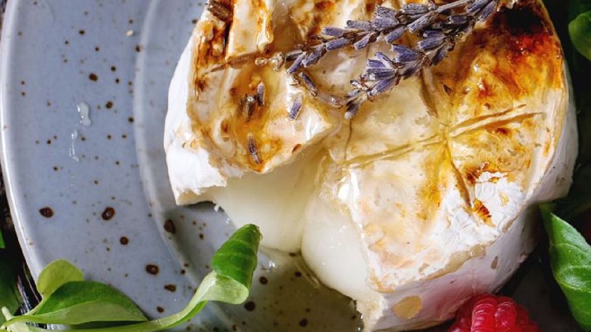 Grillowany camembert możesz podawać z żurawiną