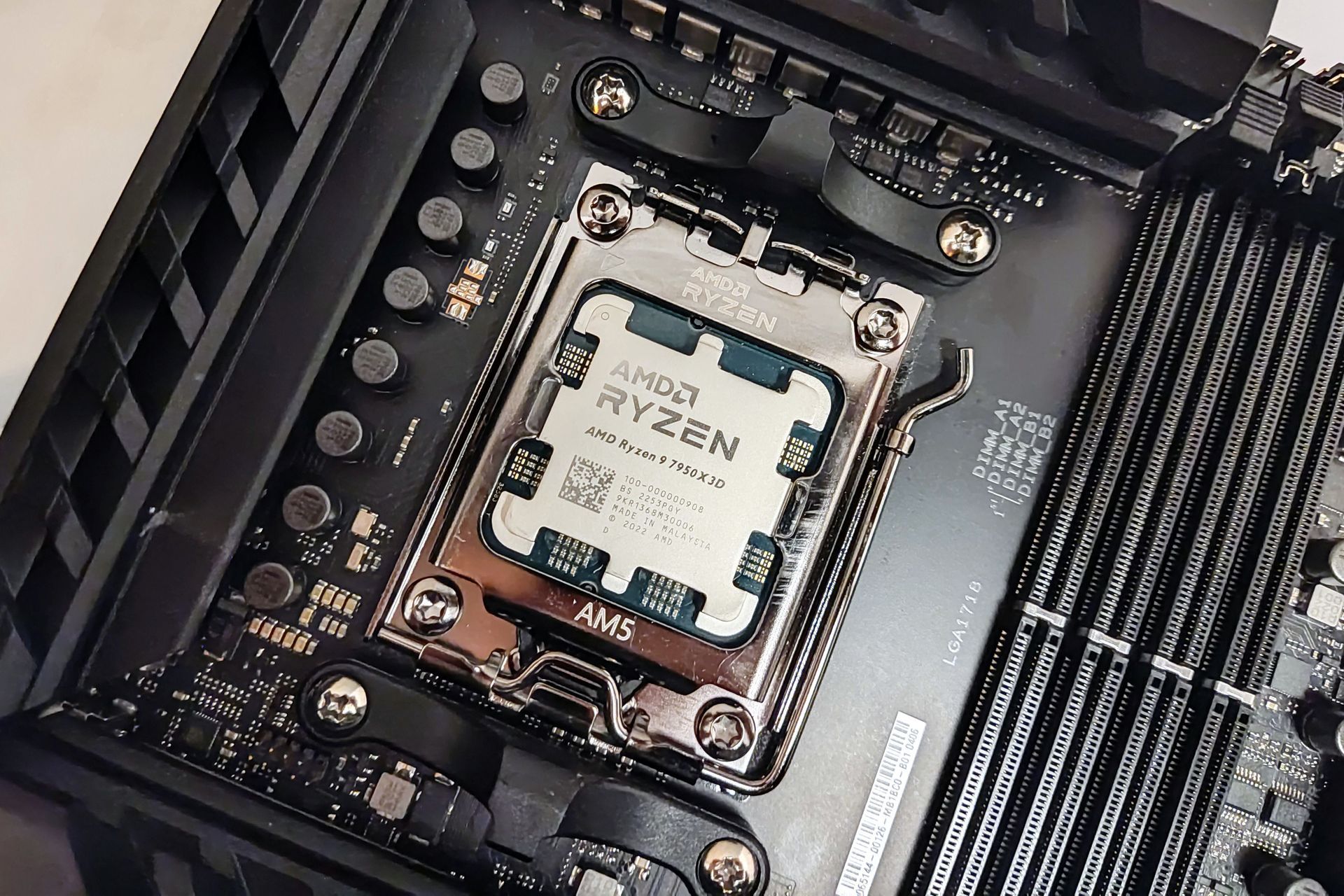 Procesor AMD Ryzen 9 7950X3D pod gniazdo AM5