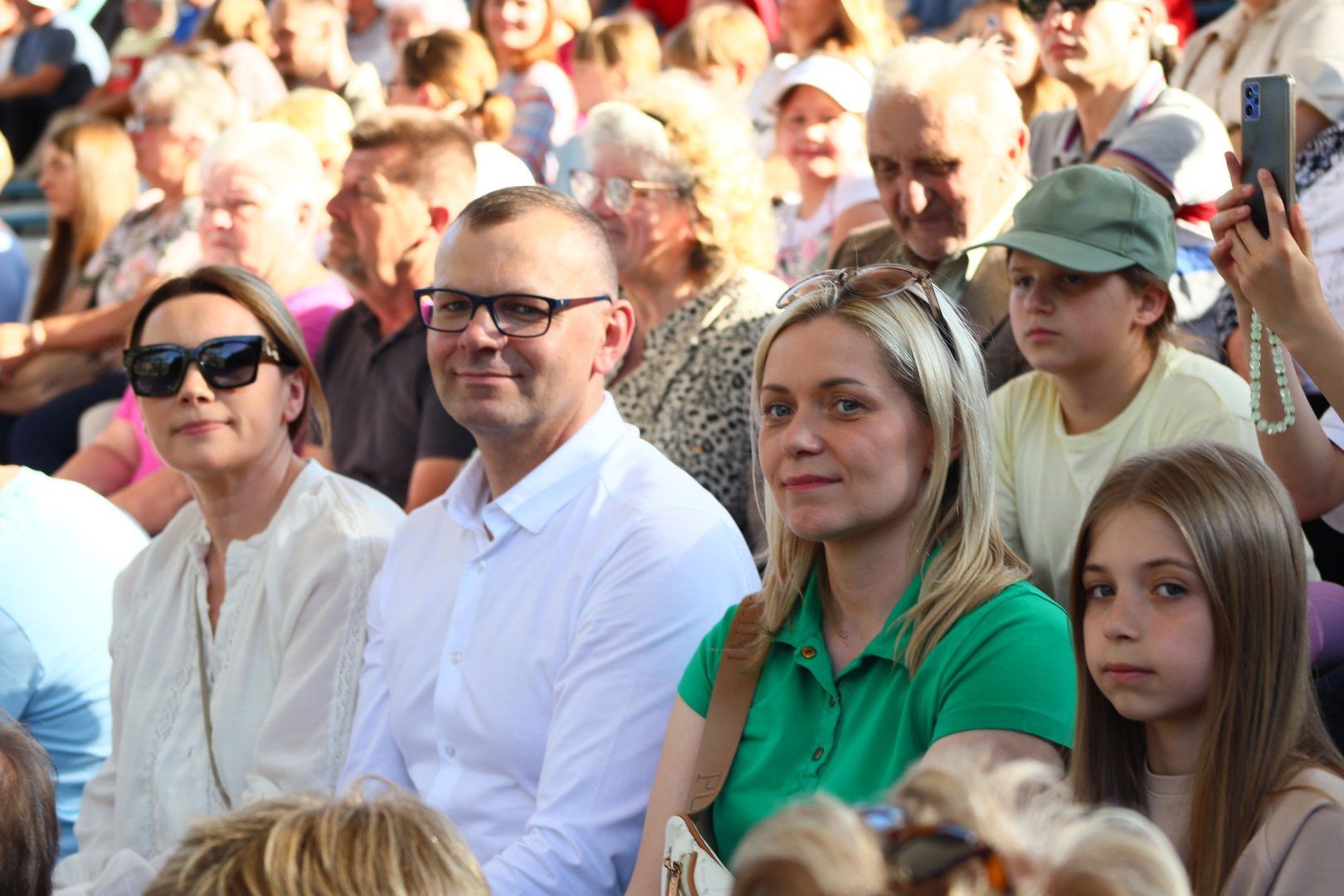 Wśród uczestników byli młodsi, starsi, całe rodziny, pary, bawiące się w rytmach muzyki na żywo