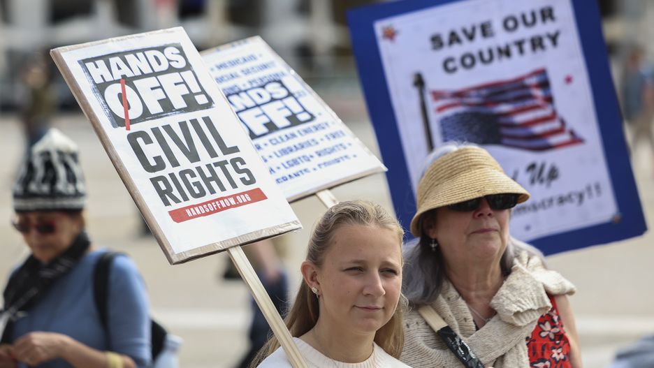 Anti-Trump administration rally in Lisbon
epa12011040 US activists living in Portugal hold a demonstration against the political plans of US President Trump and Elon Musk, and against "the destruction of democratic institutions" in the United States, in Lisbon, Portugal, 05 April 2025. Many of the activists involved in the protest have ties to the international organization Democrats Abroad, which is linked to the Democratic Party in the United States and aims to mobilize American voters living abroad.  EPA/TIAGO PETINGA 
Dostawca: PAP/EPA.
TIAGO PETINGA
protesters, people