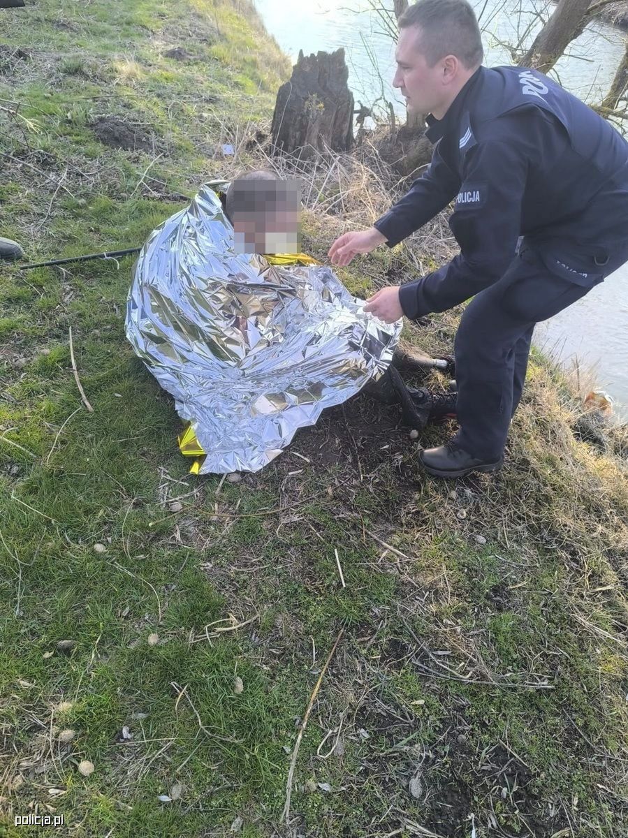 Policjanci wyłowili z wody wyziębionego mężczyznę