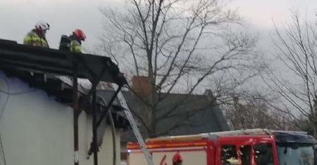 Fajerwerki przyczyną pożaru w miejscowości Hanna. Petarda spadła na dach i wywołała pożar
