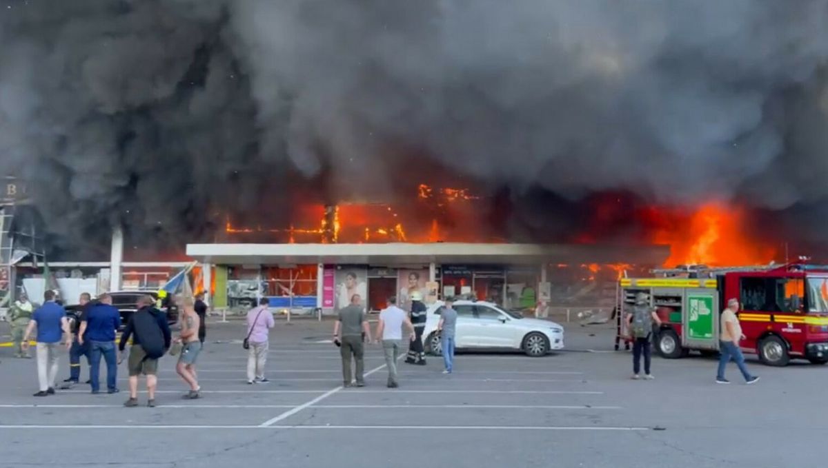 Wojna w Ukrainie. Atak na centrum handlowe w Krzemieńczuku 
