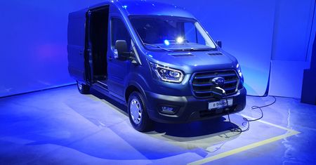 Elektryczny Ford Transit z bliska. Taki problem to marzenie każdego importera