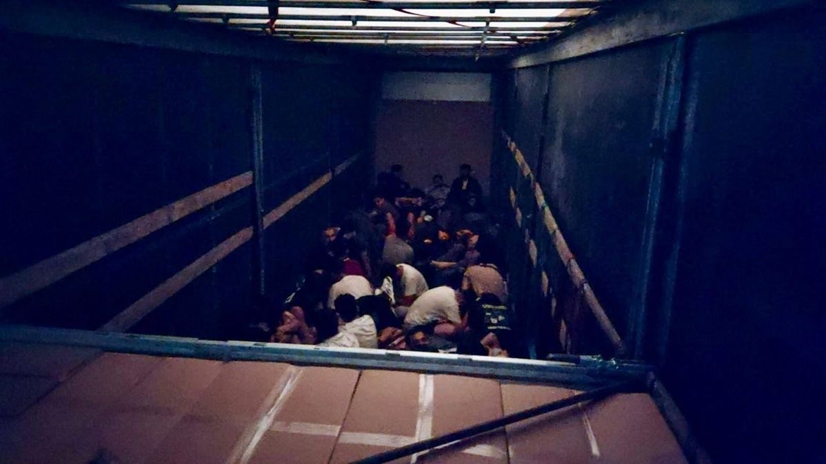 Migranci ukryci w ciężarówce.