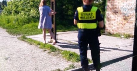 W koszuli nocnej błąkała się po ulicach. Była bosa