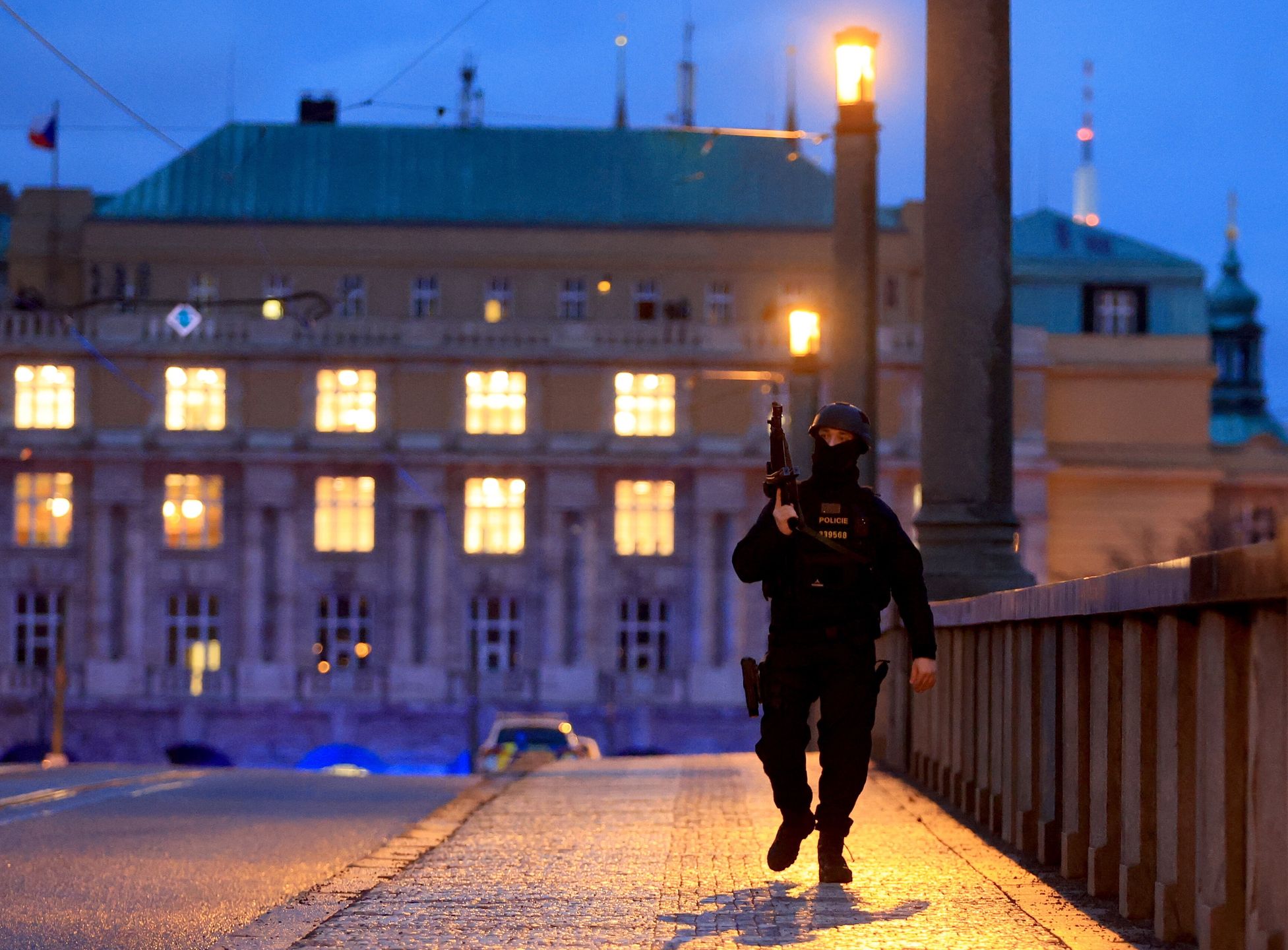 Several dead and dozens injured in central Prague University shooting
epaselect epa11039972 An armed Police officer patrols near to the scene of a shooting at Charles University in central Prague, 21 December 2023. According to Czech Police several people have been killed and "dozens" injured in an incident in the capital of the Czech Republic.  EPA/MARTIN DIVISEK 
Dostawca: PAP/EPA.
MARTIN DIVISEK
epaselect