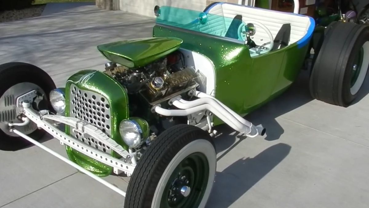 Zajrzyj do pracującego silnika V8 1