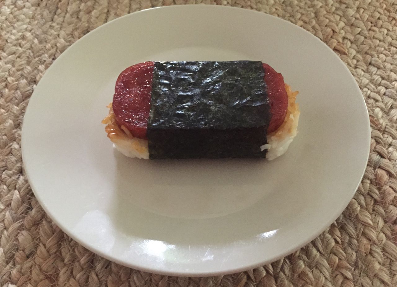 Spam musubi - hawajski przysmak, składający się z zawiniętego w nori omletu, ryżu i mielonki