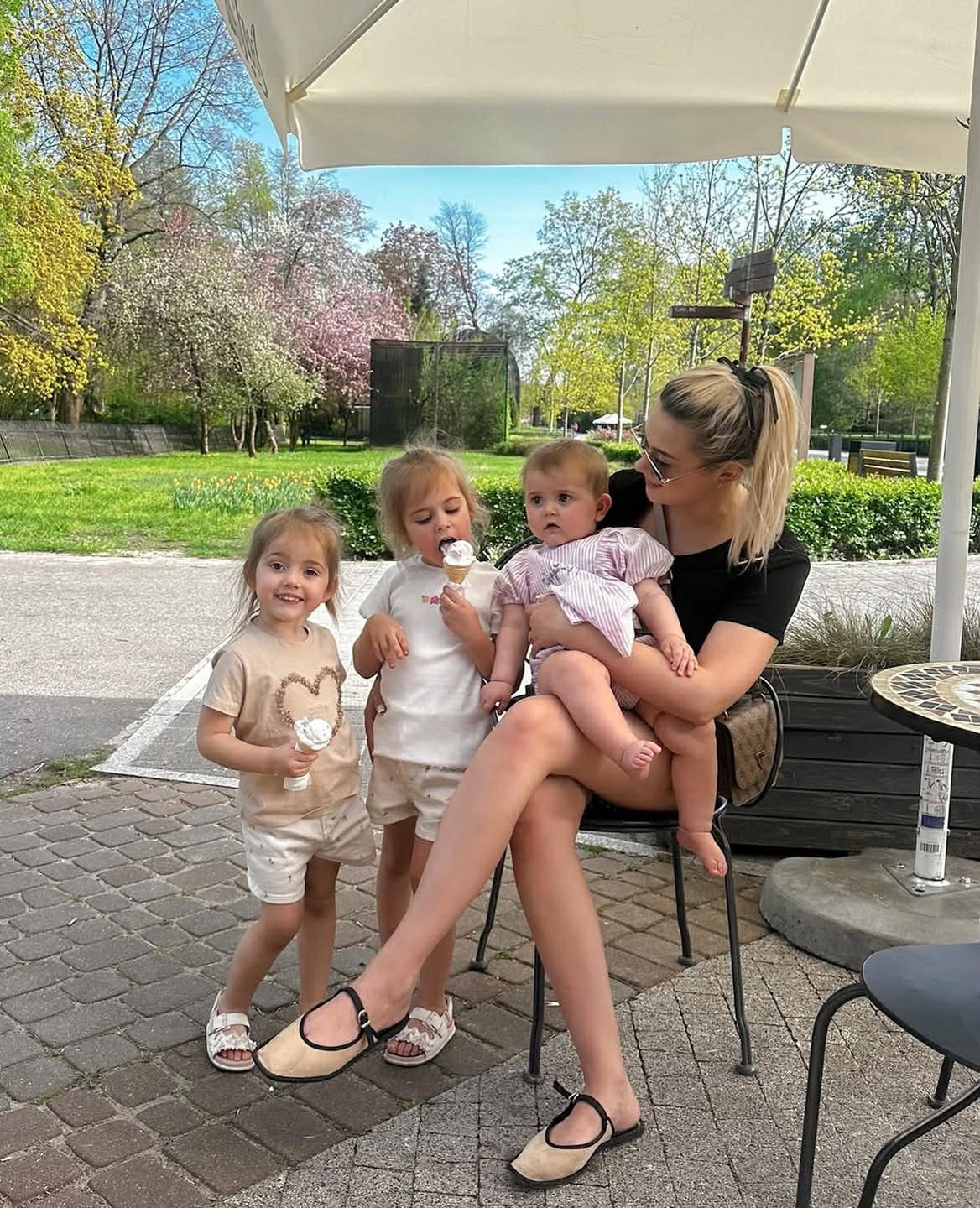 Sylwia Przybysz z córkami