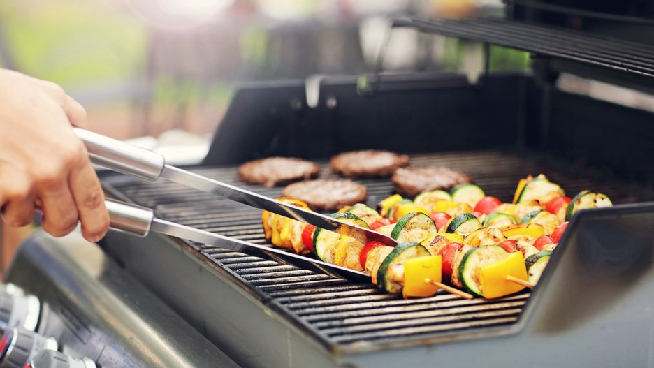 grill gazowy szaszłyki ogród grillowanie kotlety hamburgery