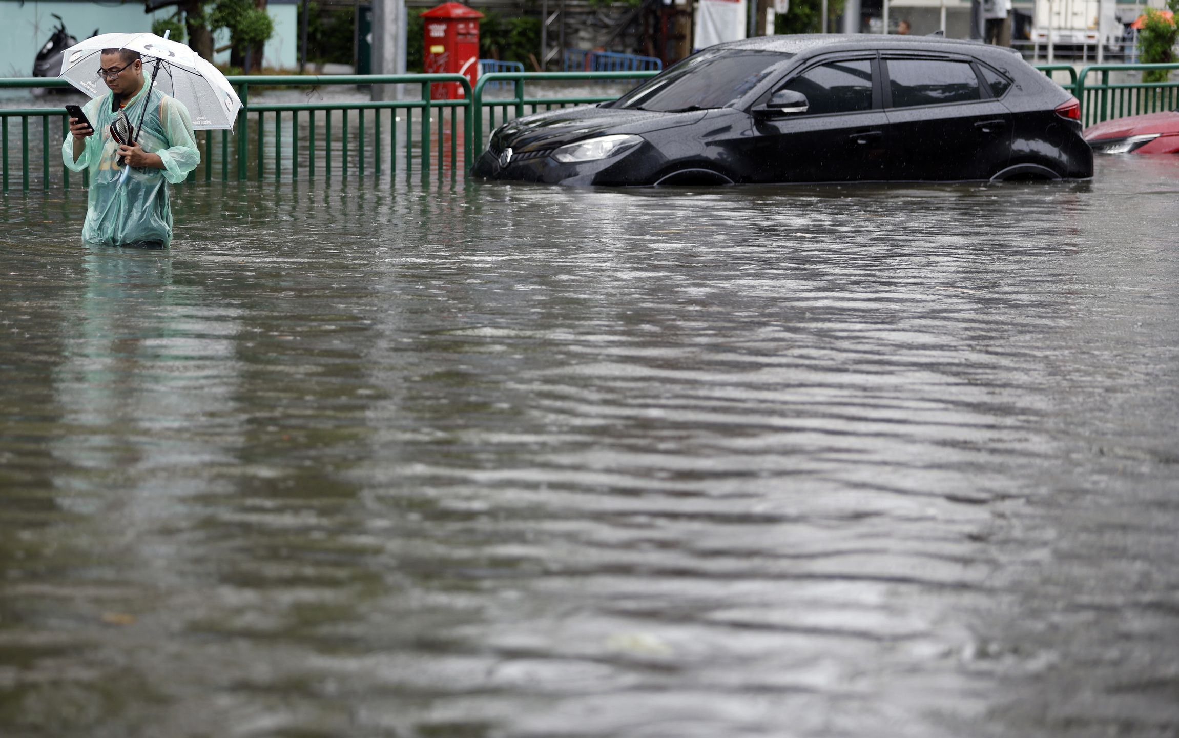 A man wades through floodwater as submerged vehicles remain abandoned along Phetchaburi Road in Bangkok, Thailand, 26 September 2026. All 50 districts in Bangkok have been declared flood disaster zones following persistent heavy rain caused by a strong low-pressure system combined with seasonal monsoon patterns. EPA/RUNGROJ YONGRIT Dostawca: PAP/EPA.