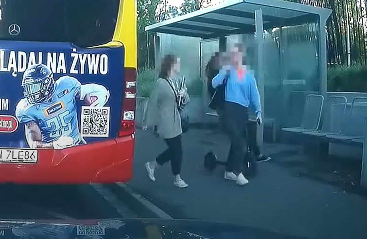 Kobieta pędziła na hulajnodze. Nagranie z przystanku we Wrocławiu