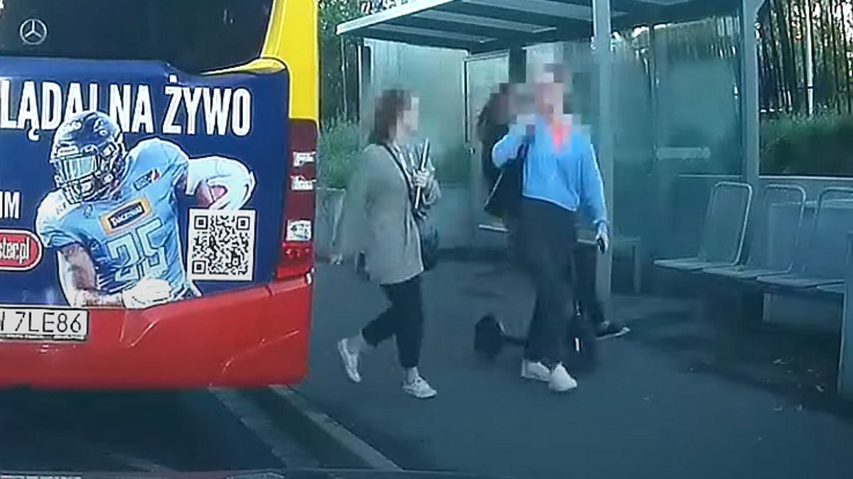 Kierująca hulajnogą wywróciła się na chodnik