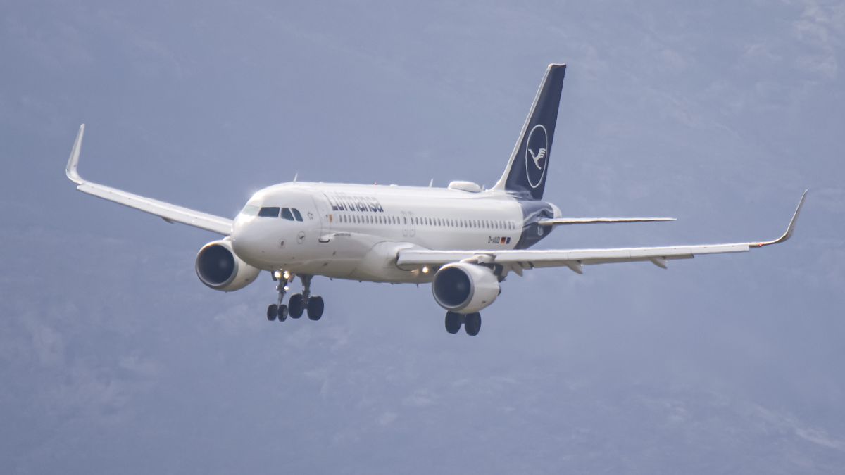 Lufthansa Airbus A320 passenger airplane as seen flying on final approach for landing at Athens International Airport ATH in the Greek capital arriving from Munich, MUC. The Airbus A320-214 has the registration D-AIUD, is powered by 2x CFMI jet engines and is equipped with winglets. Deutsche Lufthansa AG / Lufthansa German Airlines is the flag carrier of Germany member of Star Alliance aviation group, the airline has a fleet 274 aircraft. Athens, Greece on January 2024 (Photo by Nicolas Economou/NurPhoto via Getty Images)