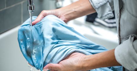 Wymieszaj z wodą i nałóż na plamę z krwi. Każdy powinien znać ten sposób