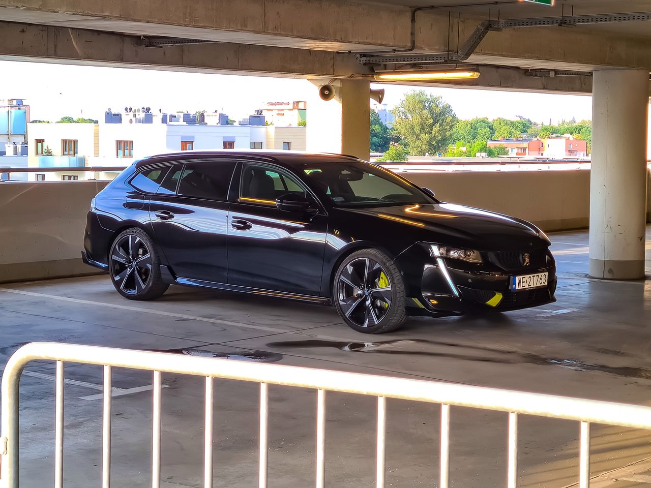 Test Peugeot 508 PSE SW: Jest świetny, ale nie wszyscy to docenią…