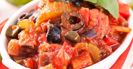 Caponata sycylijska. Jak przygotować aromatyczny gulasz z bakłażana?