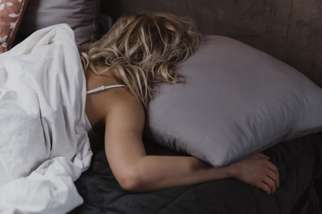 Pojawia się, gdy hormony szaleją. Ostrzega, że tarczyca źle pracuje