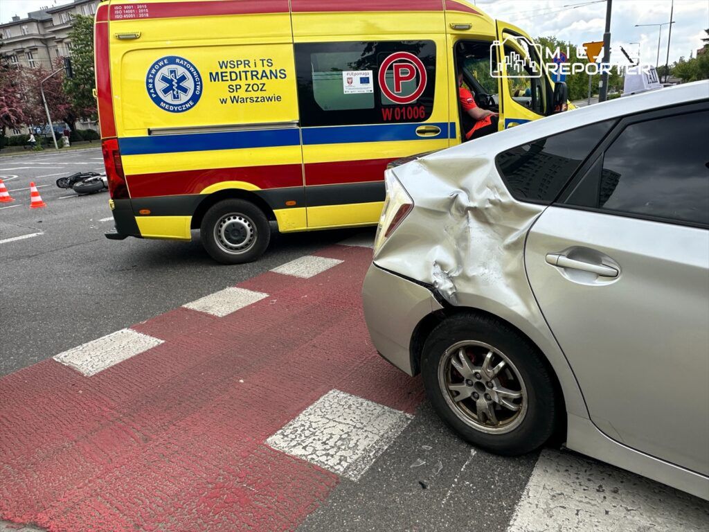 fot. Miejski Reporter. Motocyklista ranny po zderzeniu z przewozem osób